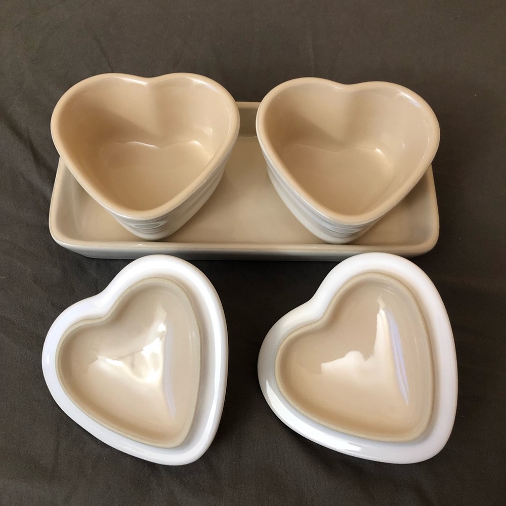 NEW Le Creuset Petite Ramekin Set of 2 Heart shaped Pearlized White with Tray - Picture 6 of 13